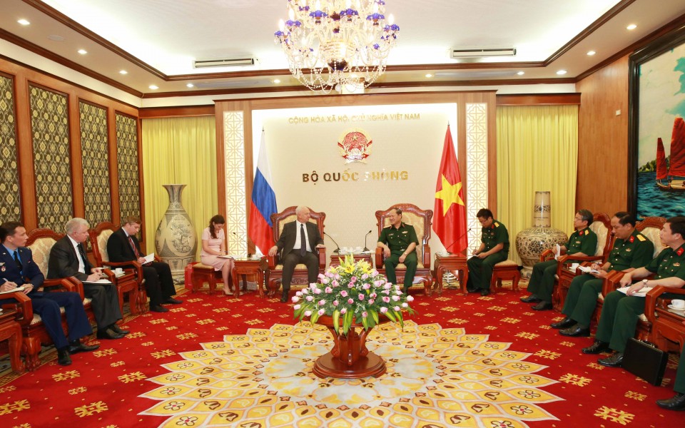 lanh dao bo quoc phong tiep dai su lien bang nga tai viet nam