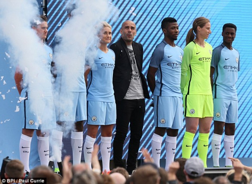 hlv pep guardiola chinh thuc ra mat tai man city