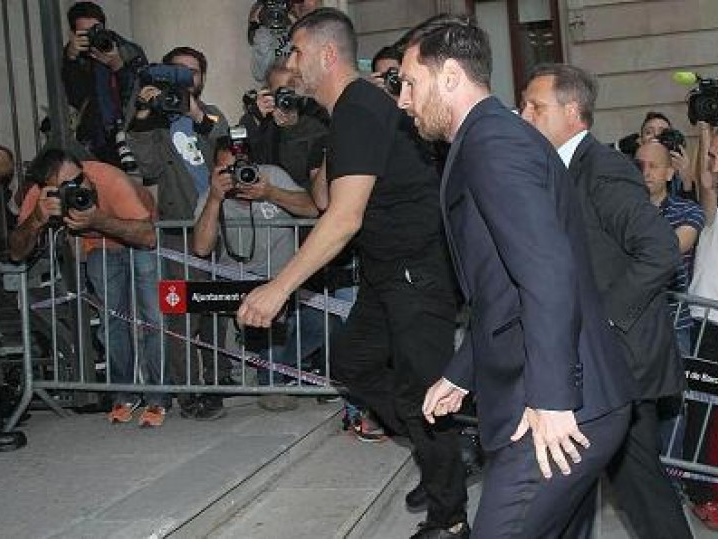 NÓNG: Lionel Messi lĩnh 21 tháng tù vì trốn thuế