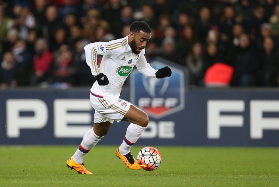 lyon bac bo thong tin arsenal hoi mua lacazette