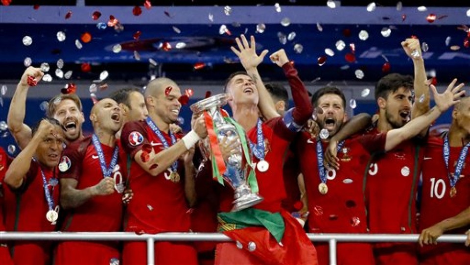 nu cuoi va nuoc mat sau tran chung ket euro