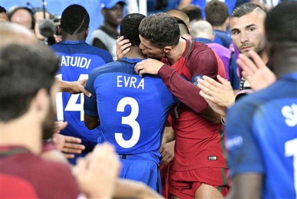 nu cuoi va nuoc mat sau tran chung ket euro