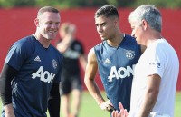 hlv mourinho bat cac cau thu man utd kham rang