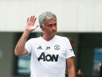 hlv mourinho bat cac cau thu man utd kham rang