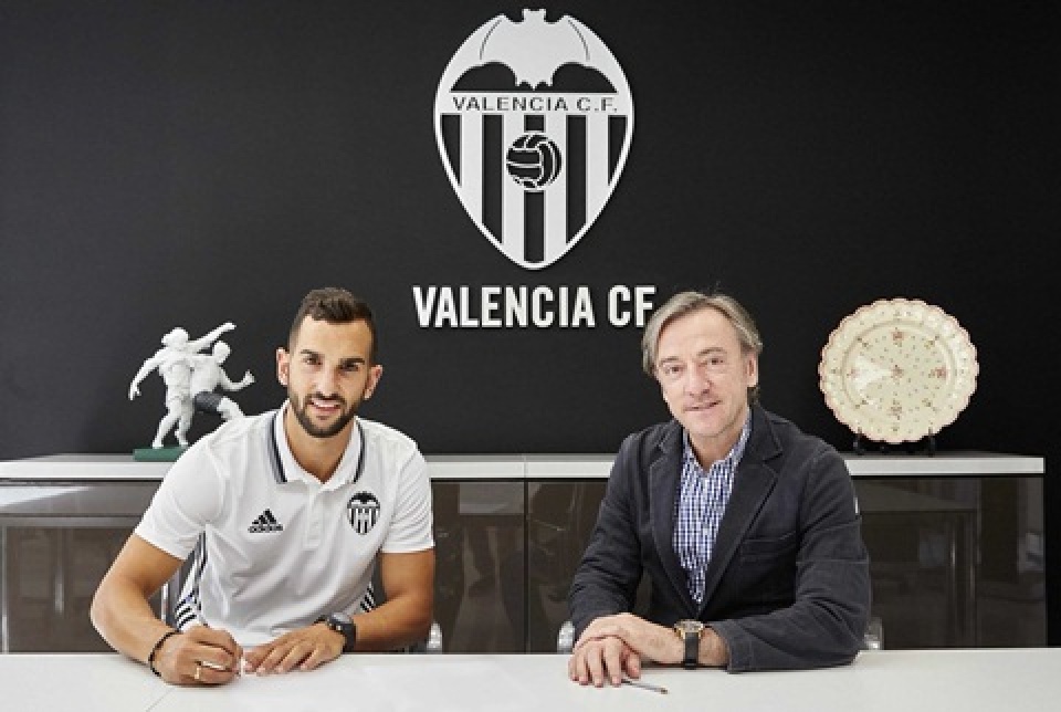 barcelona chia tay alex song va martin montoya