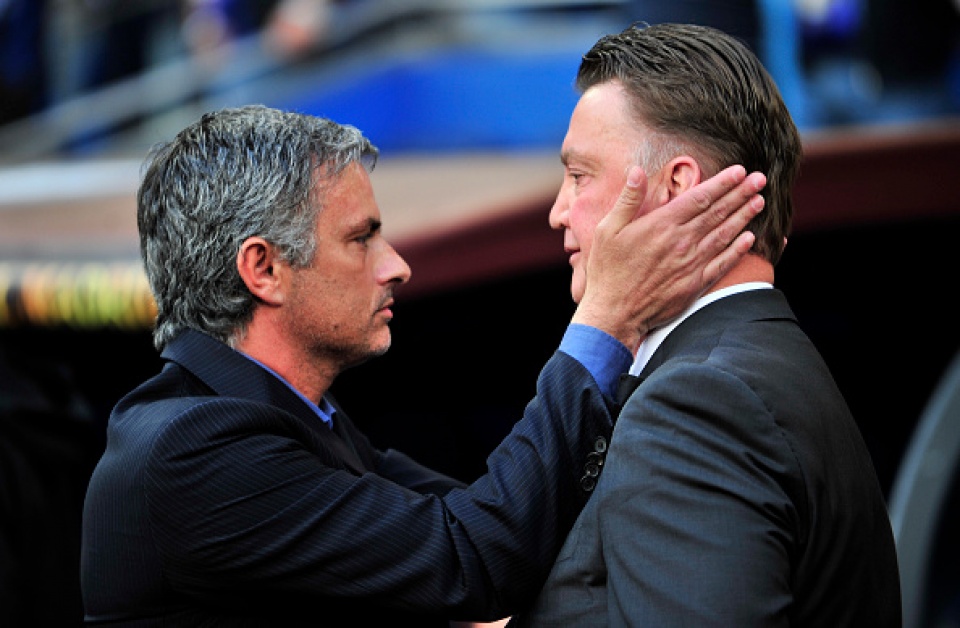hlv mourinho danh tang sieu cup cho van gaal