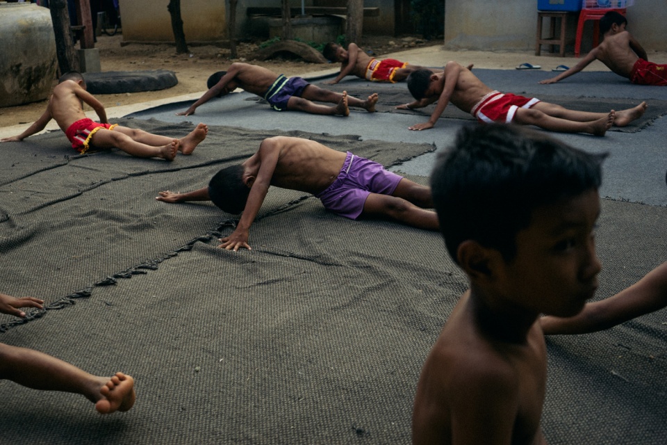 nhung vo si nhi o campuchia