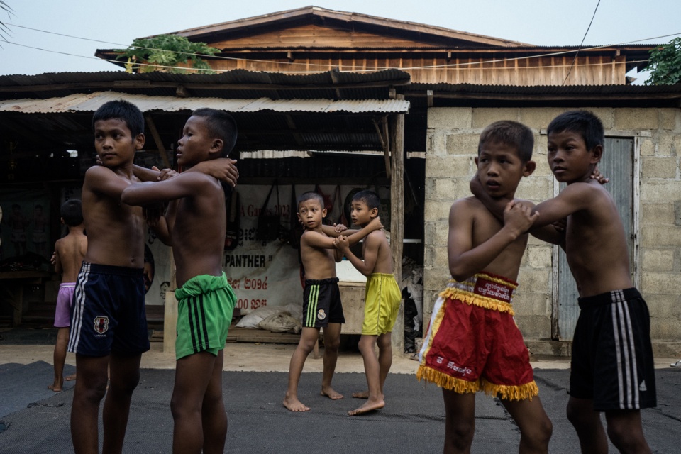 nhung vo si nhi o campuchia