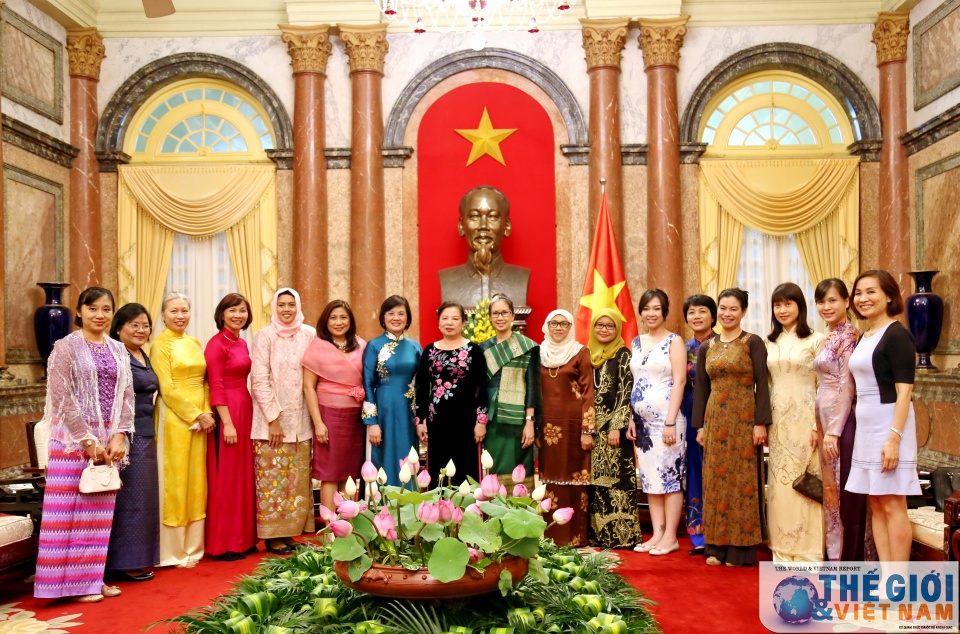 nhom phu nu cong dong asean chao phu nhan chu tich nuoc