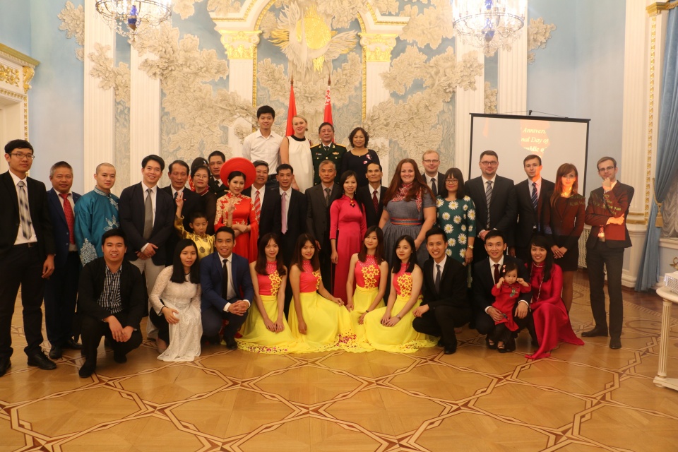 le ky niem quoc khanh viet nam day mau sac tai belarus