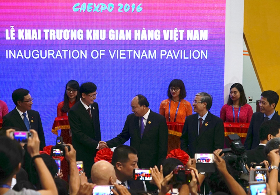 thu tuong nguyen xuan phuc khai truong gian hang viet nam tai caexpo 2016