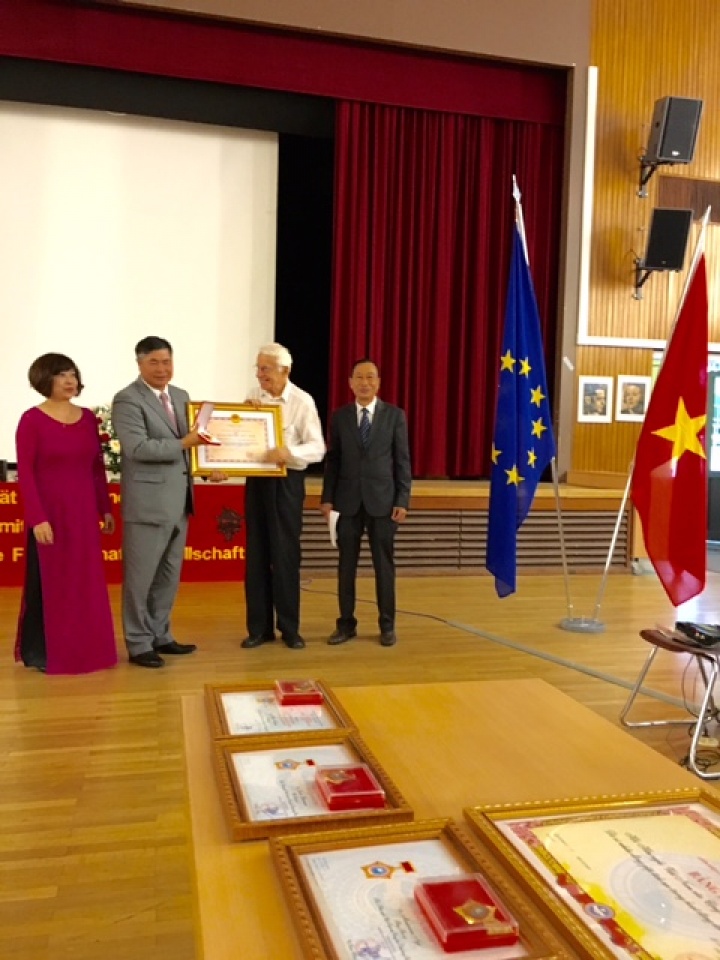 trao tang huan chuong huu nghi cho cac to chuc va ca nhan tai duc