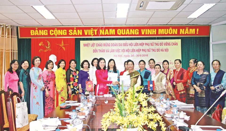 nhieu doan khach quoc te chon may ao dai ngay khi den ha noi