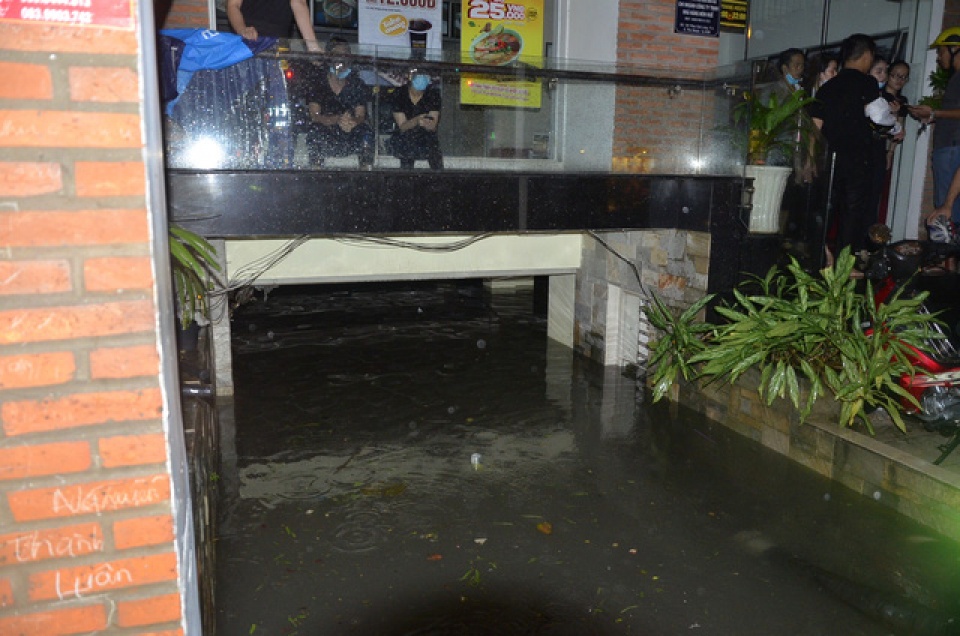 hang loat ham de xe bien thanh ham nuoc sau mua lon