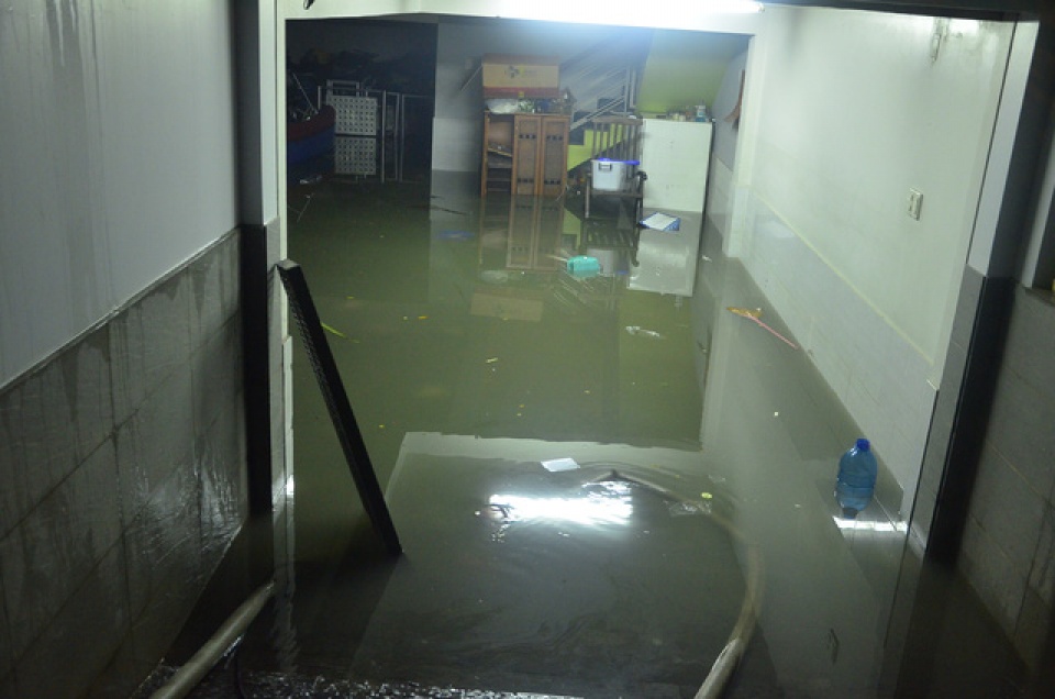 hang loat ham de xe bien thanh ham nuoc sau mua lon