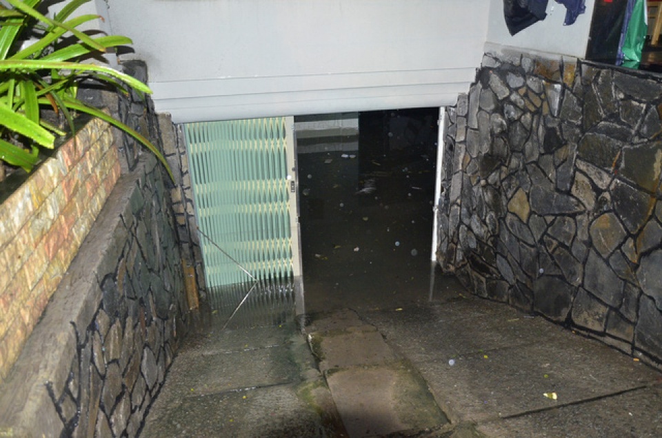 hang loat ham de xe bien thanh ham nuoc sau mua lon