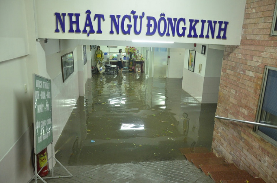 hang loat ham de xe bien thanh ham nuoc sau mua lon