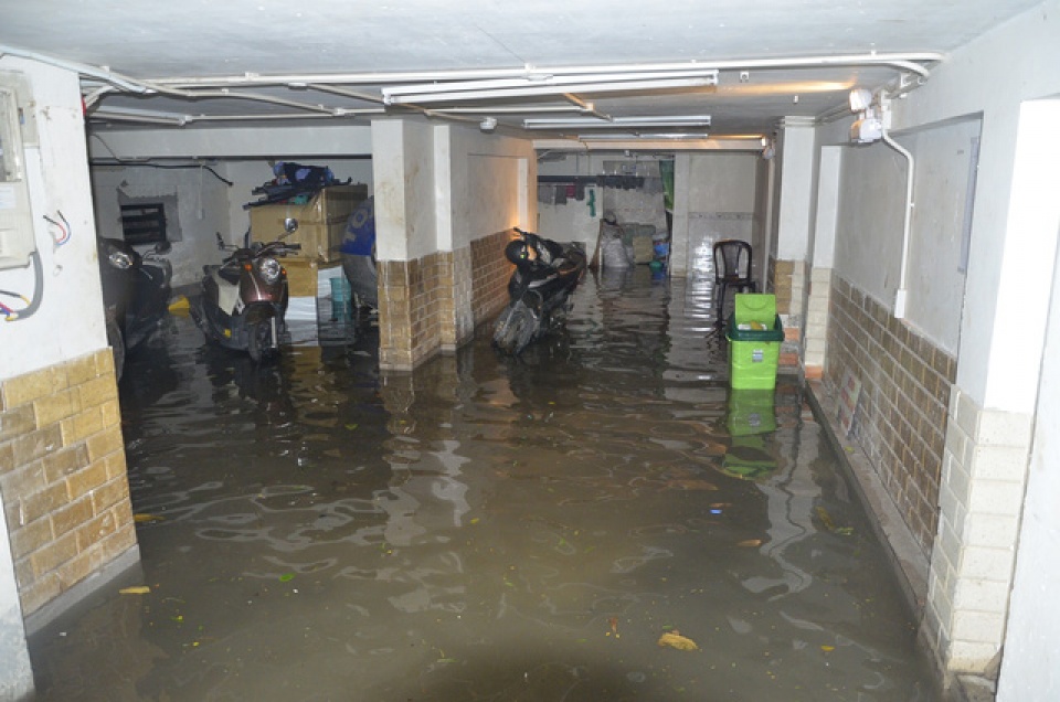 hang loat ham de xe bien thanh ham nuoc sau mua lon