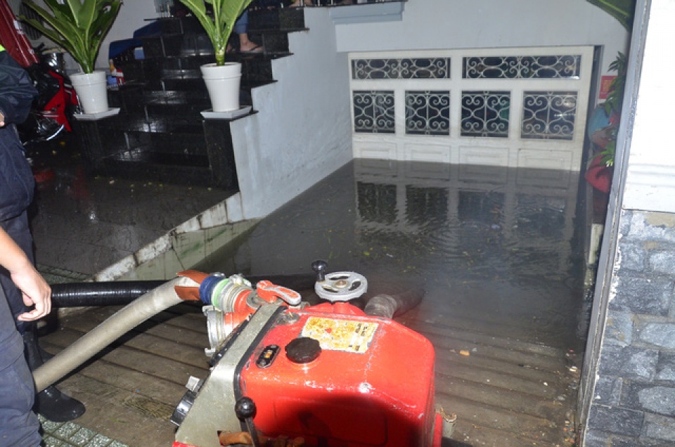 hang loat ham de xe bien thanh ham nuoc sau mua lon