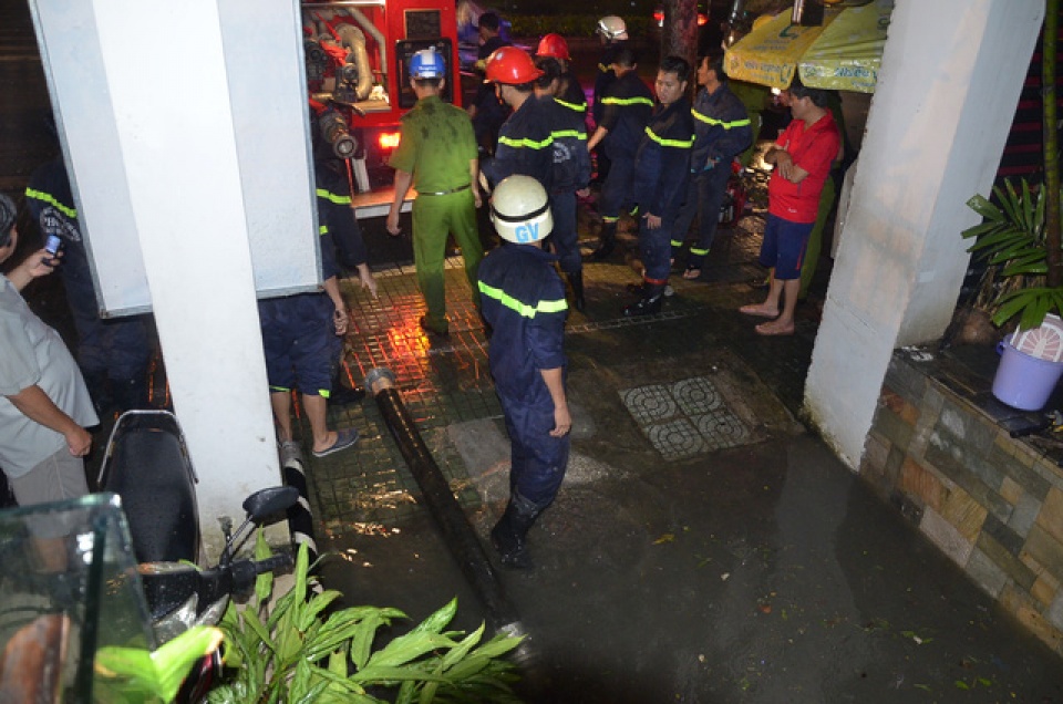 hang loat ham de xe bien thanh ham nuoc sau mua lon