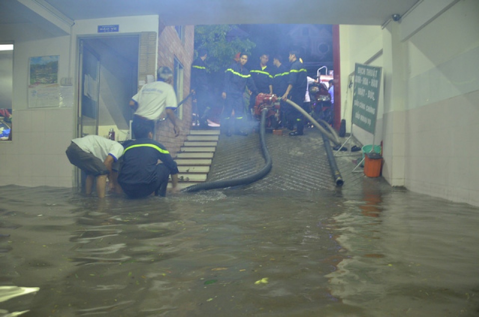 hang loat ham de xe bien thanh ham nuoc sau mua lon