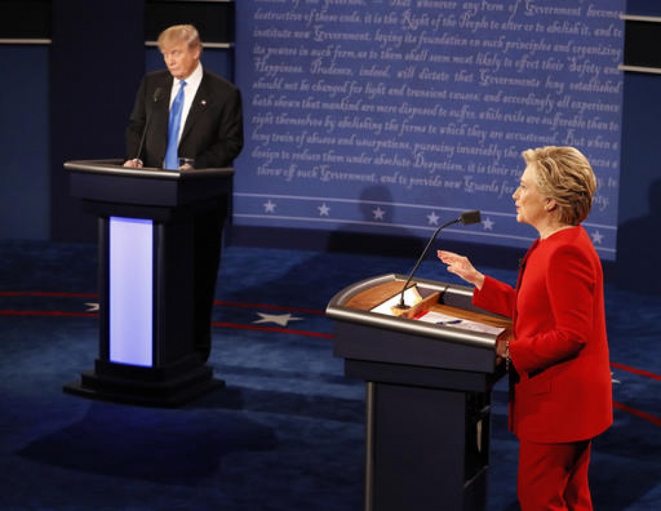 bau cu tong thong my hai ung vien clinton va trump bat dau cuoc tranh luan dau tien