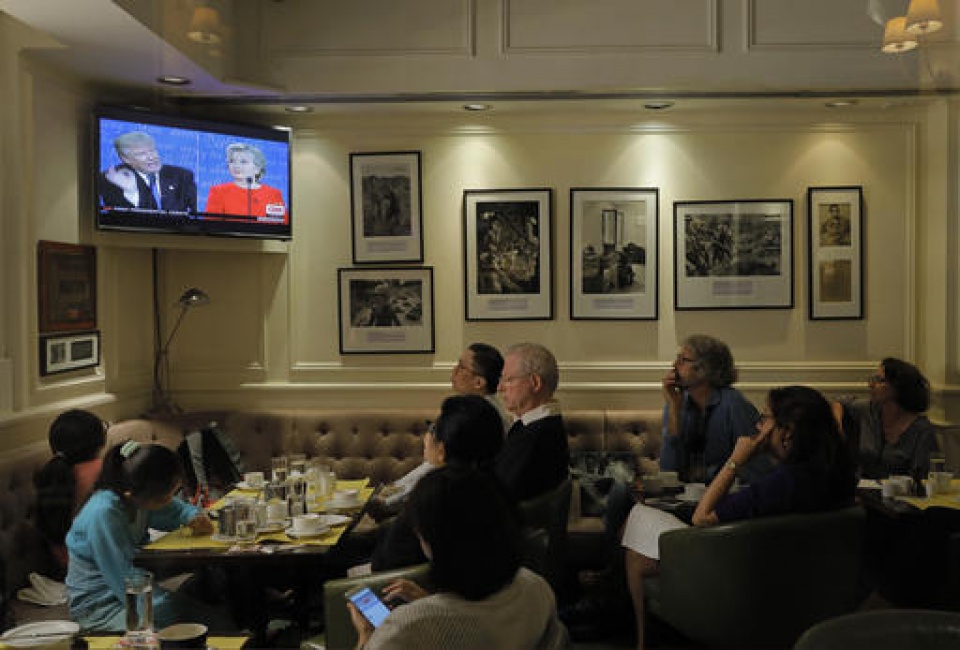 bau cu tong thong my hai ung vien clinton va trump bat dau cuoc tranh luan dau tien