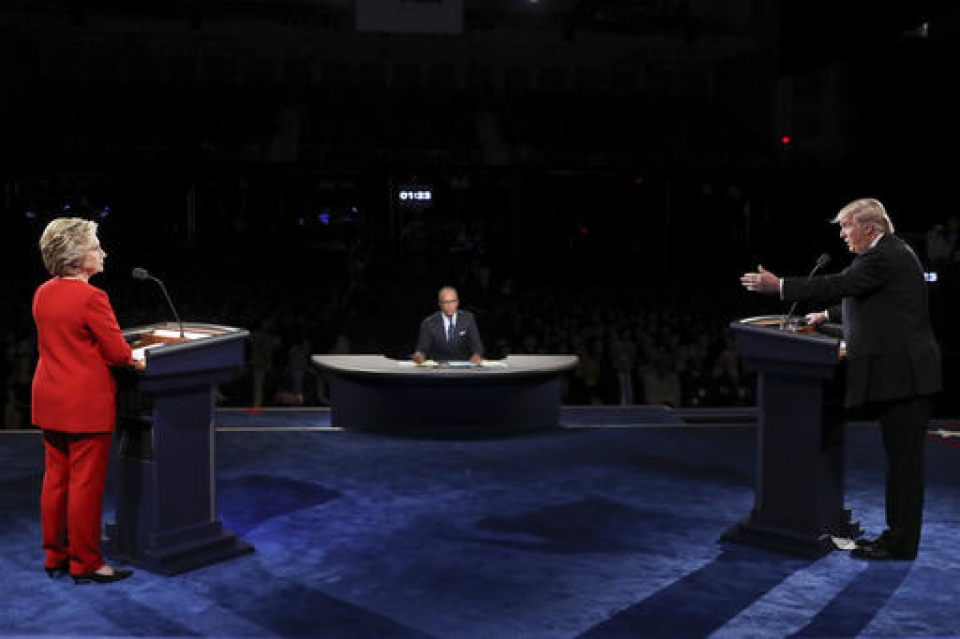 bau cu tong thong my hai ung vien clinton va trump bat dau cuoc tranh luan dau tien