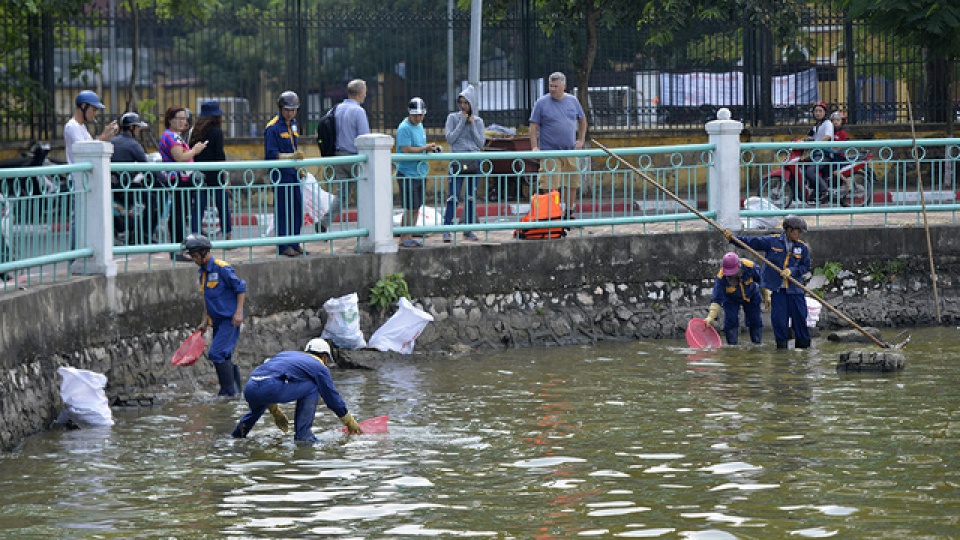 ca chet phu trang ven ho tay