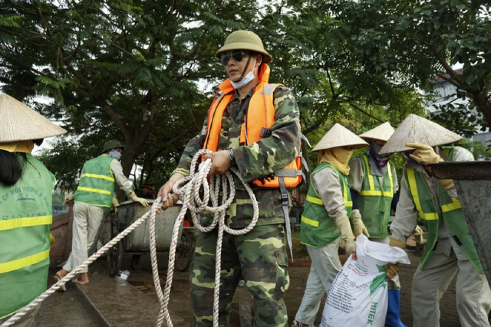gan mot nghin nguoi cang minh giai cuu ho tay