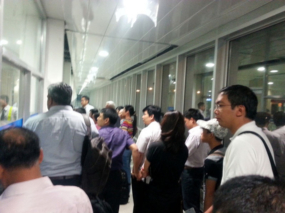 vi sao may bay phai xep hang tren bau troi tan son nhat