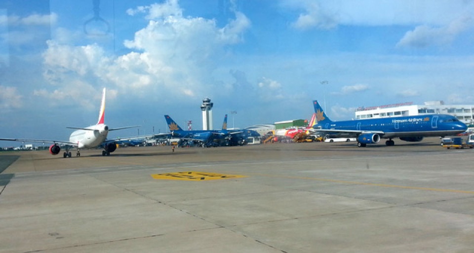 vi sao may bay phai xep hang tren bau troi tan son nhat