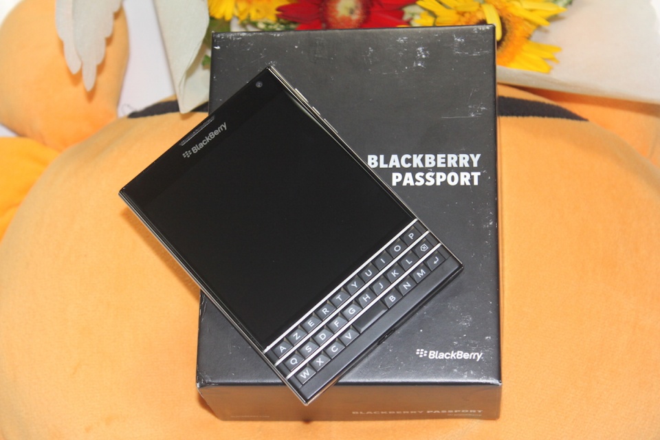 canh giac blackberry passport xach tay tu trung quoc tran ve viet nam