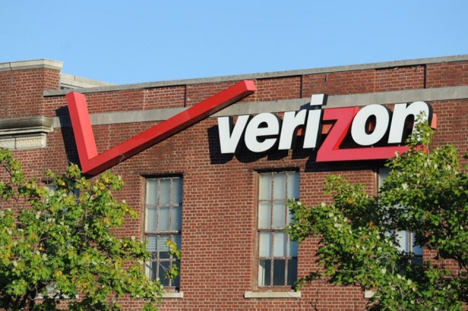 verizon doi bot 1 ty usd tien mua lai yahoo