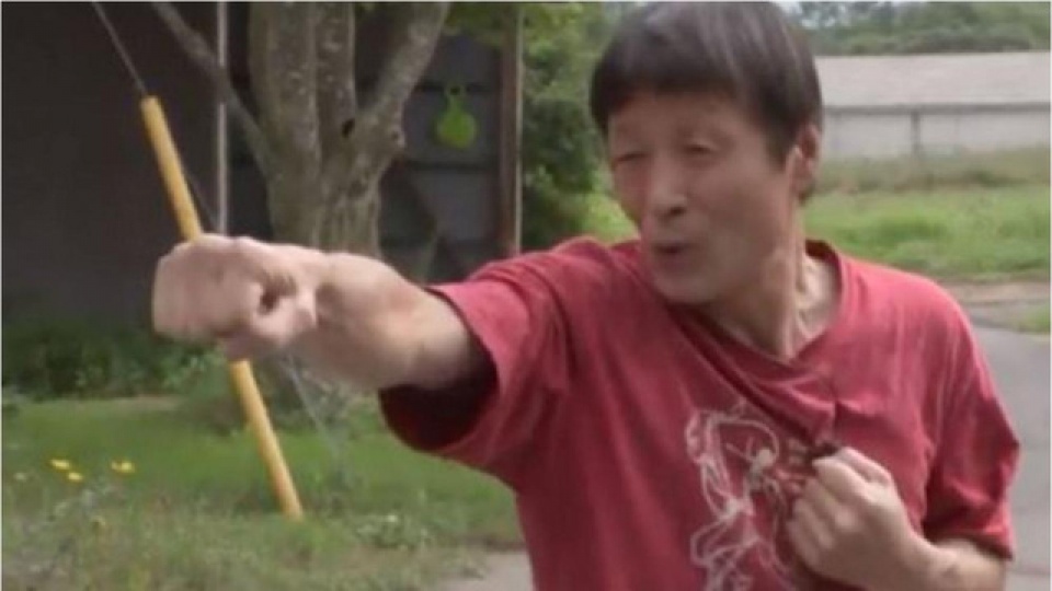 nguoi dan ong danh bai gau bang tay khong