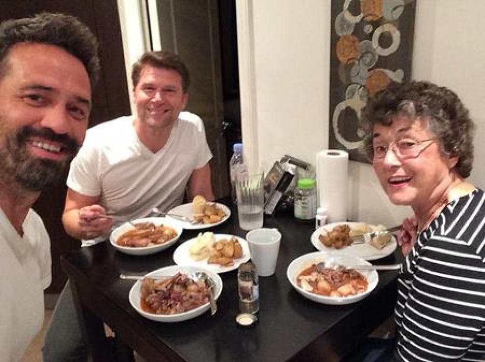 nguoi con hieu thao dua me di khap chau au