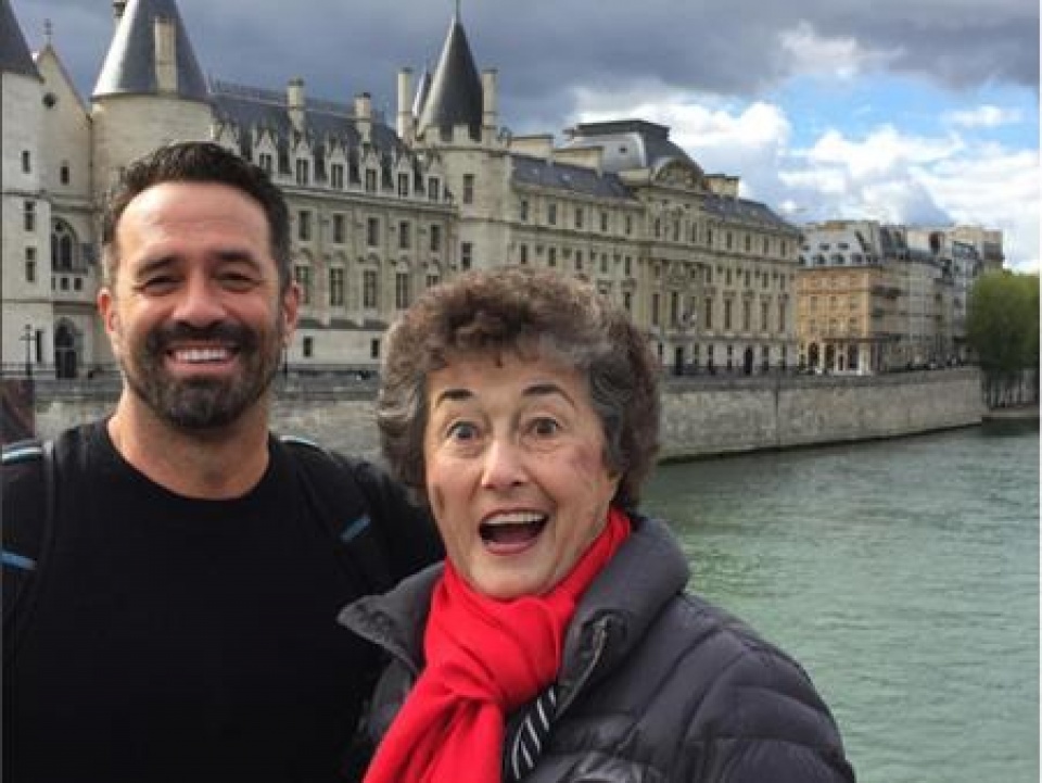 nguoi con hieu thao dua me di khap chau au