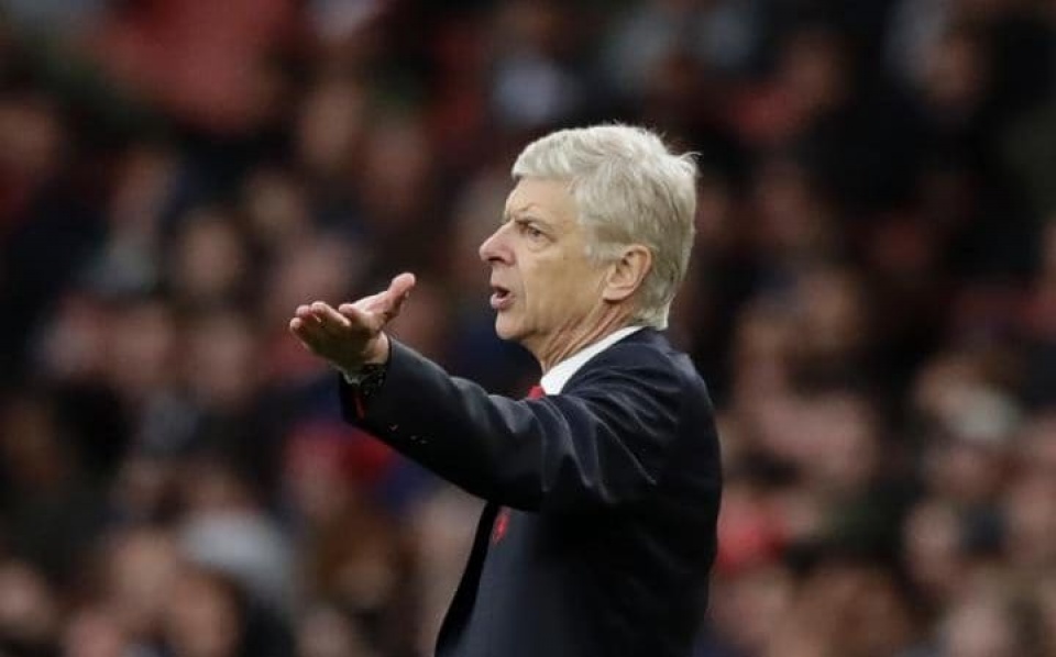 arsenal mat phuong huong wenger treo an tu quan