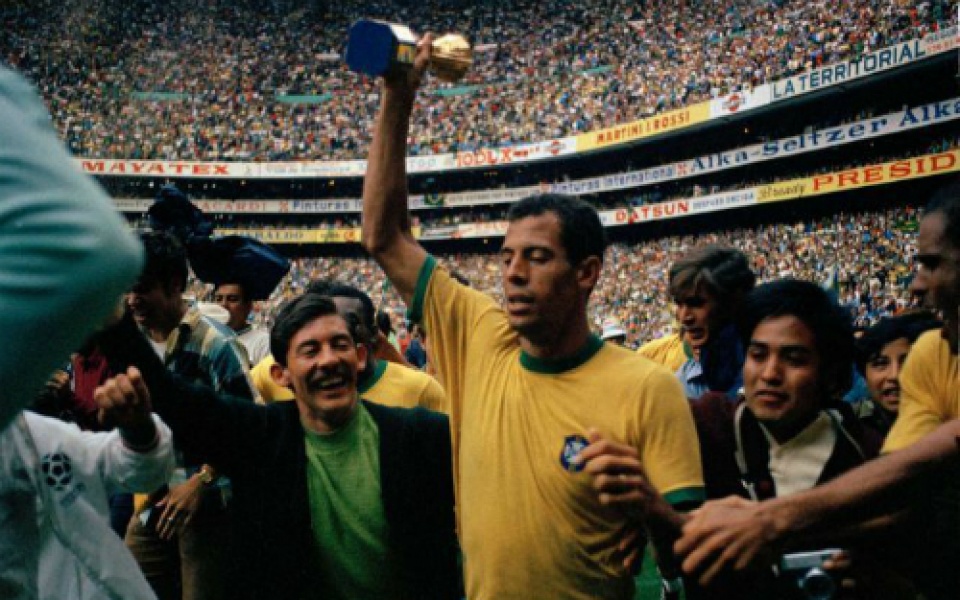 ban tin sang 2610 huyen thoai bong da brazil dot ngot qua doi