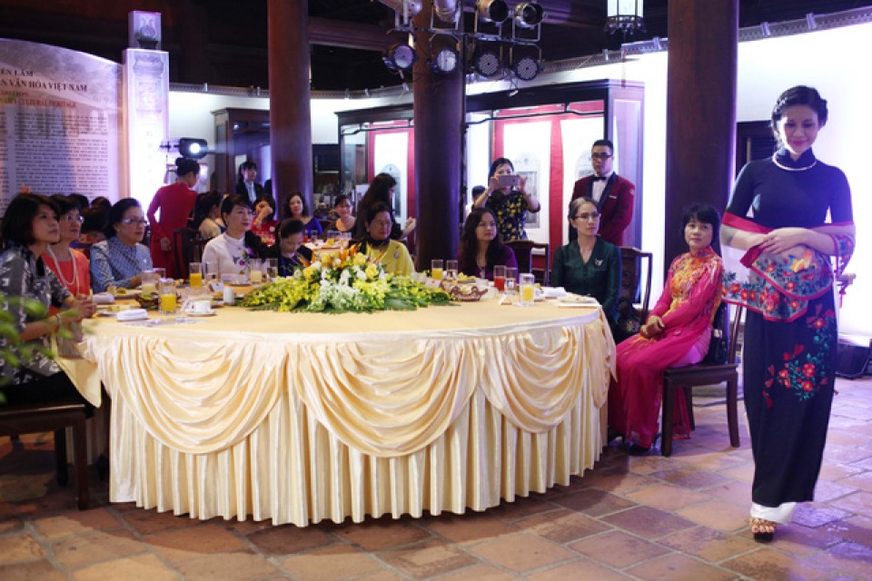 bst ao dai lan huong ra mat phu nhan nguyen thu cac nuoc toi ha noi