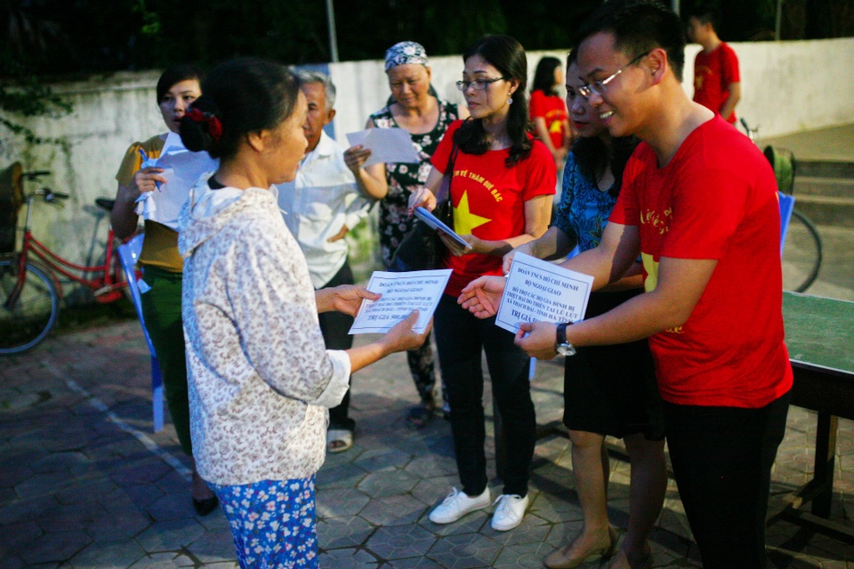 doan thanh nien bo ngoai giao tang qua cho ba con vung lu