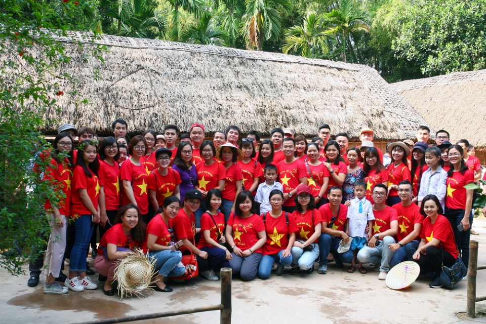 doan thanh nien bo ngoai giao tang qua cho ba con vung lu