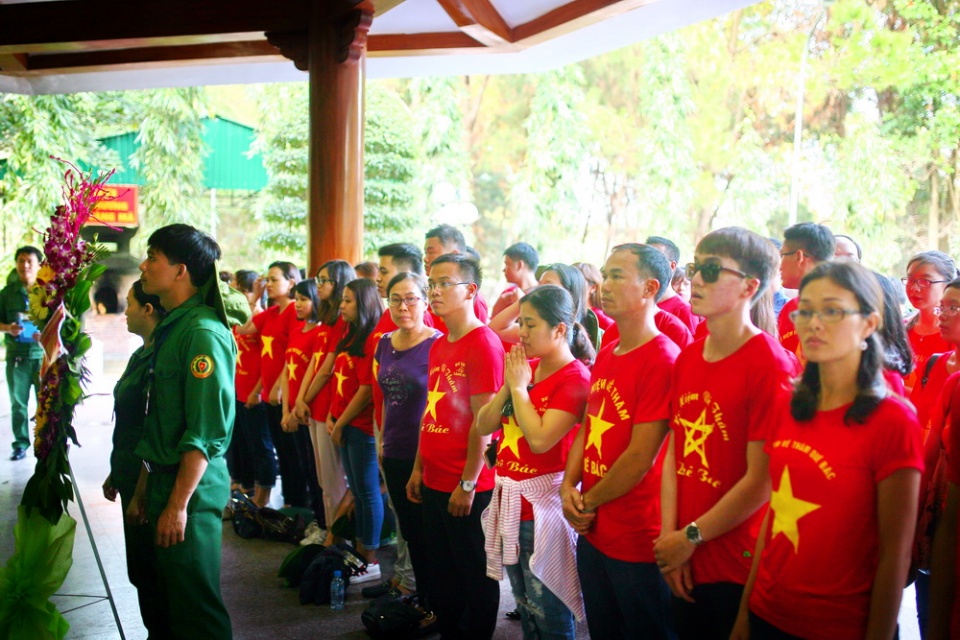 doan thanh nien bo ngoai giao tang qua cho ba con vung lu