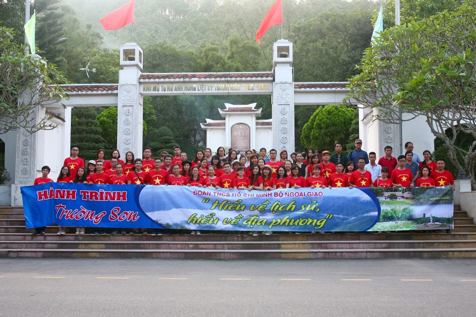 doan thanh nien bo ngoai giao tang qua cho ba con vung lu