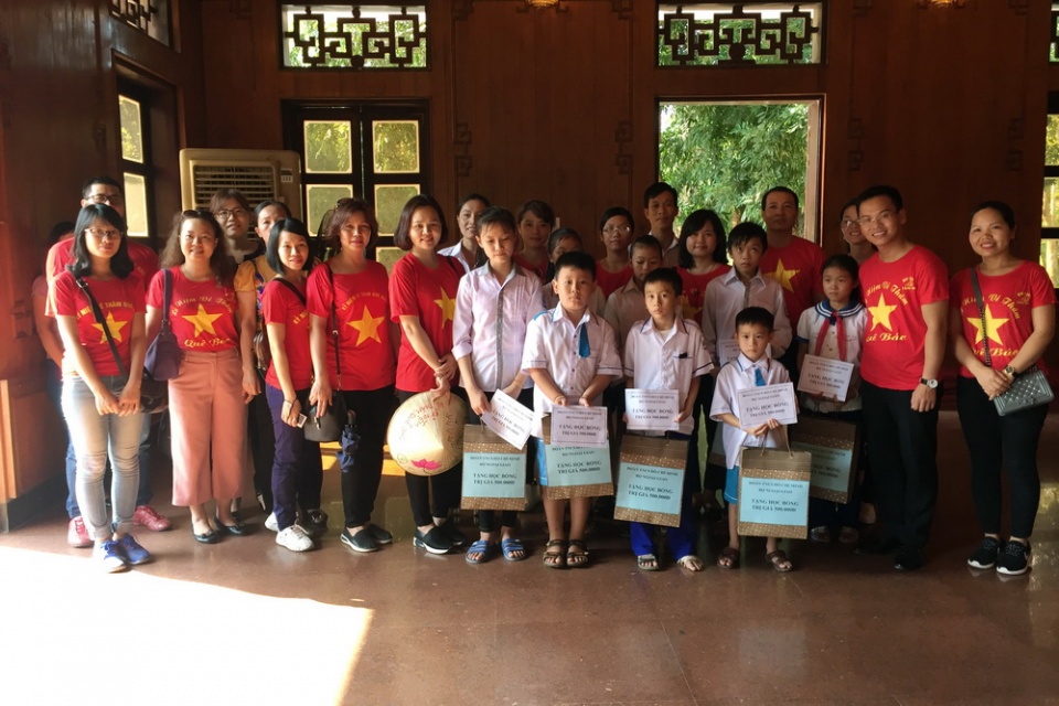 doan thanh nien bo ngoai giao tang qua cho ba con vung lu