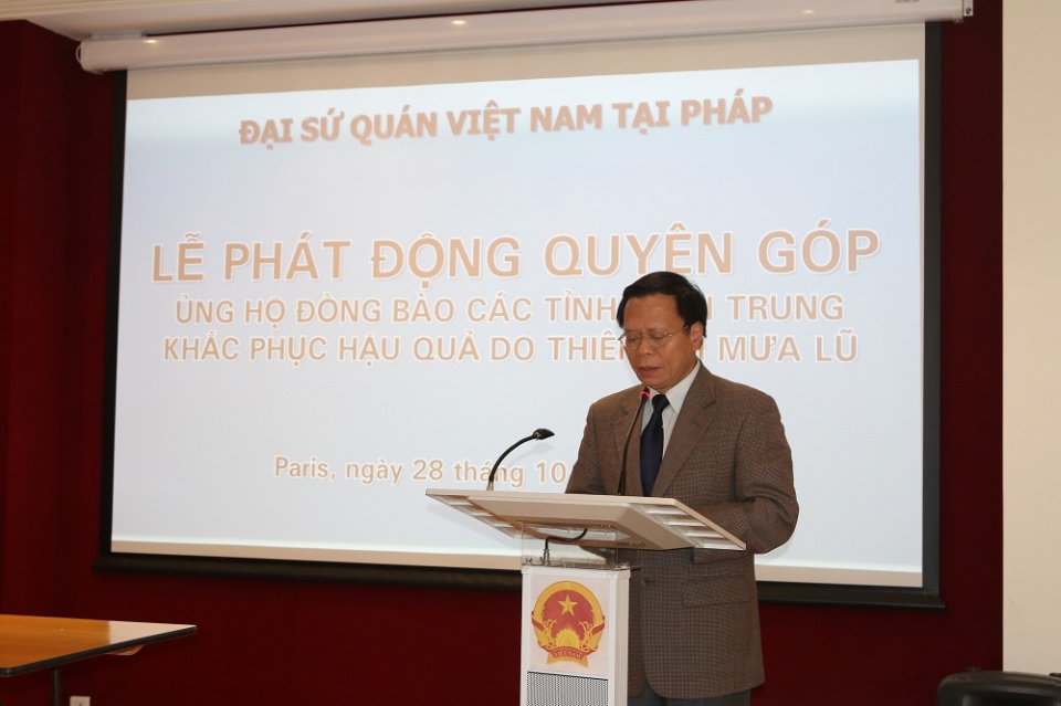 dai su quan viet nam tai phap quyen gop ung ho dong bao mien trung
