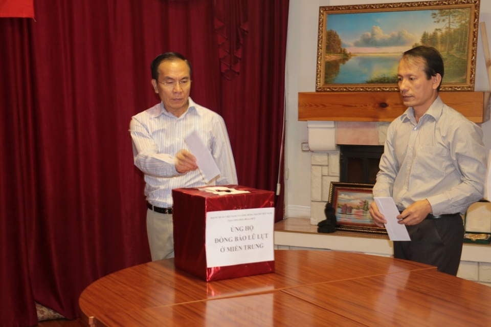 nguoi viet o belarus quyen gop ung ho dong bao vung lu