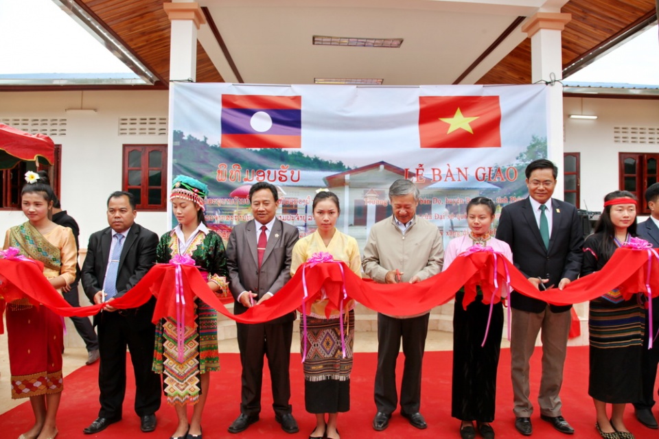 ban giao truong mam non o lao do dsq viet nam xay tang