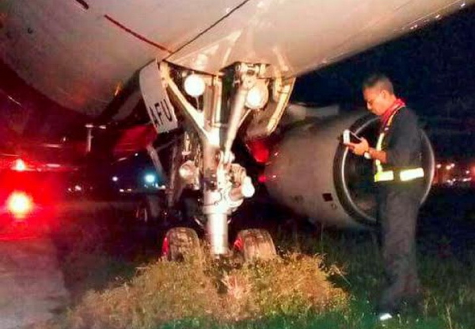 hang tram hanh khach airasia bi mac ket vi may bay truot banh