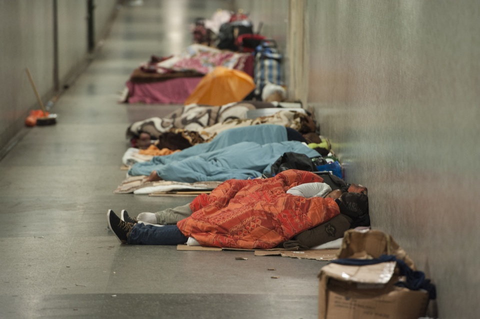 anh xay dung luat bao ve nguoi vo gia cu nhan dao dung cho